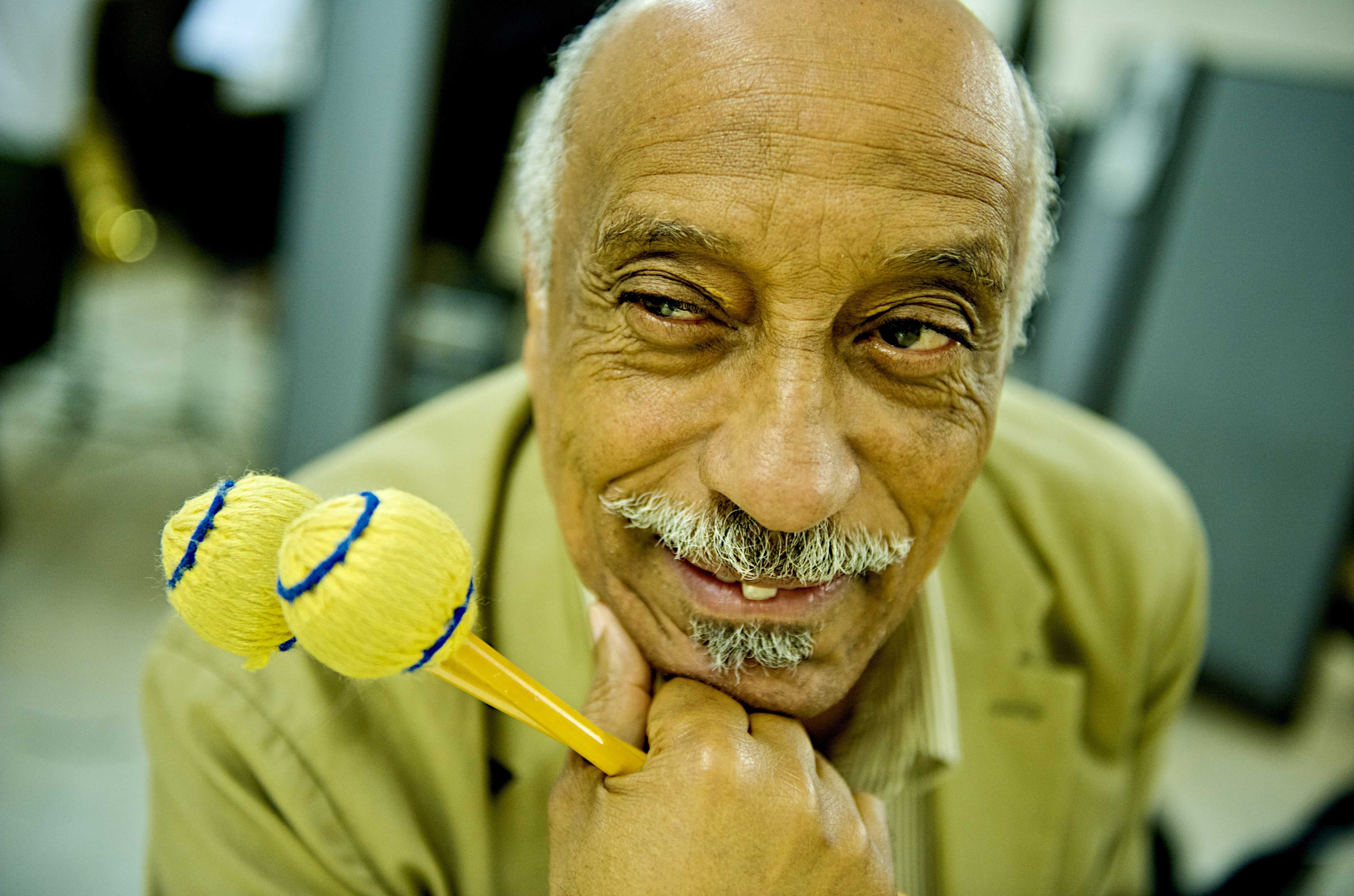 Mulatu_Astatke_Pose_with_drum_sticks